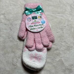 Earth Therapeutic Pink and White Aloe Moisture Gloves and Socks Set.